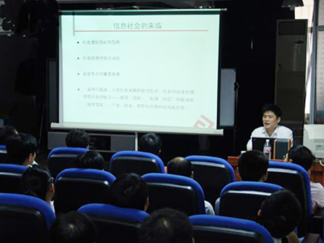 雷火·竞技电竞网站信息化发展研究中心主任、浙江大学客座教授杨冰之应邀赴南华大学，为该校计算机科学与技术学院师生做了题为“网络与信息化建设人才需求”的学术讲座