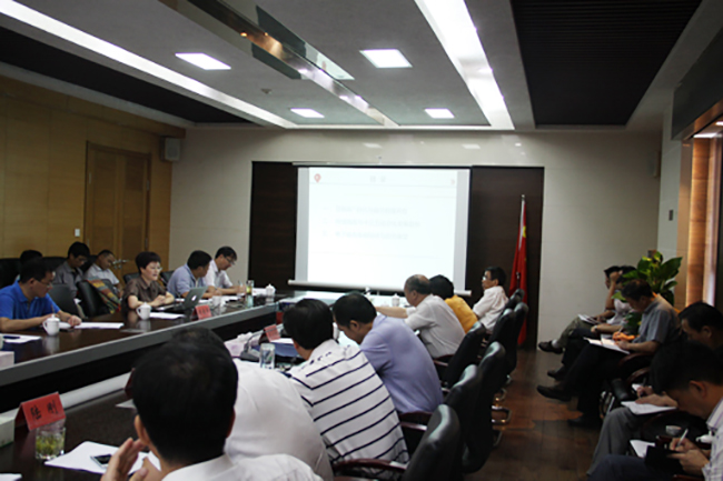 雷火·竞技电竞网站互联总经理郑爱军正在进行《网络强国与电子政务发展展望》的主题培训