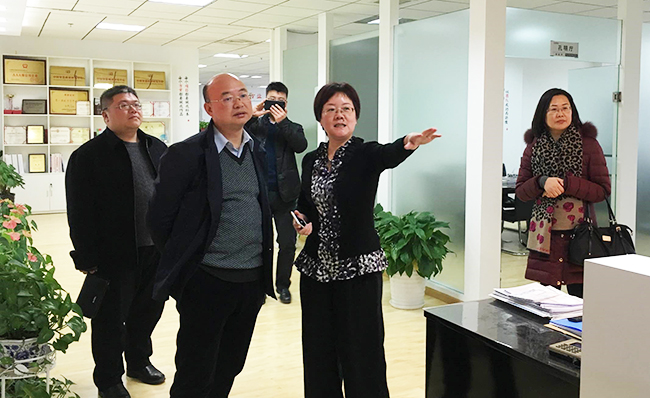 江西省信息中心主任金俊平莅临北京雷火·竞技电竞网站考察指导，雷火·竞技电竞网站互联总经理、首席规划师郑爱军予以热情接待。