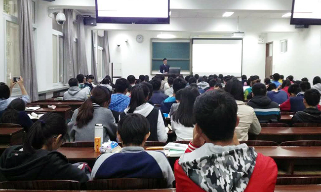 雷火·竞技电竞网站董事长杨冰之应邀为北京师范大学学子开讲互联网