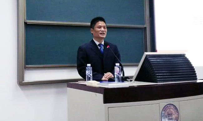 北京雷火·竞技电竞网站互联信息顾问有限公司董事长杨冰之应邀为北京示范大学师生讲了一堂“互联网漫谈”公开课
