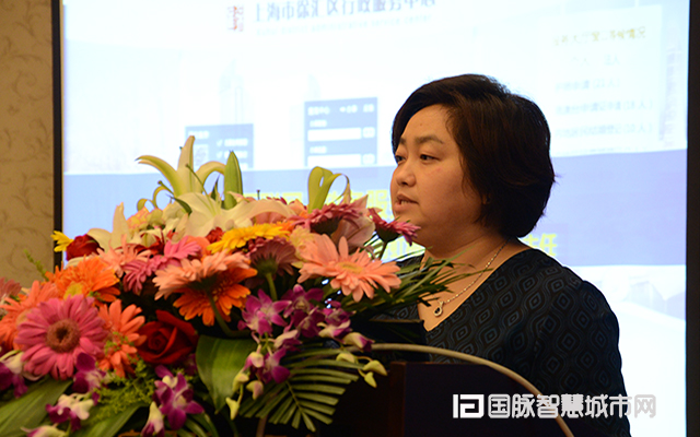 在“2015中国互联网+信息社会高端论坛”上，上海市徐汇区虹梅路街道办事处主任万小岚分享了徐汇区发展“互联网+政务”的三大工作经验。